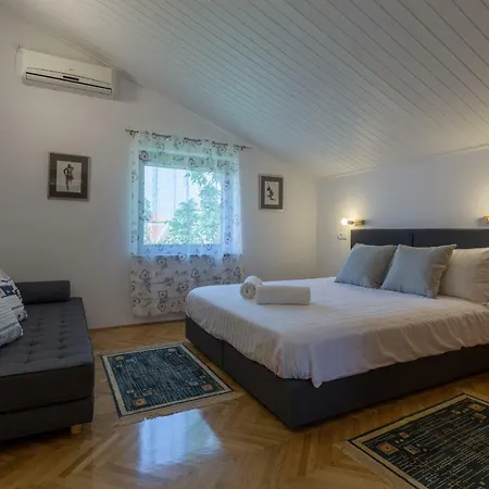 Apartment Lungera *